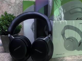 Беспроводные наушники черные и белые Bose QC55