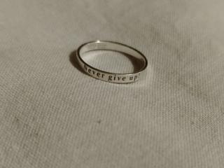 Серебряное кольцо с гравировкой "Never give up"