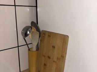 Деревянная доска и подставка для кухонных приборов