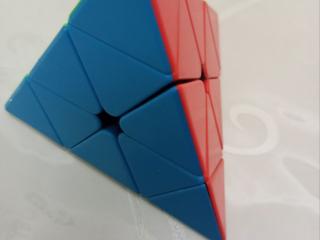 Продаю головоломку Pyraminx (треугольный Кубик Рубика)