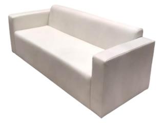Трехместный диван белого цвета